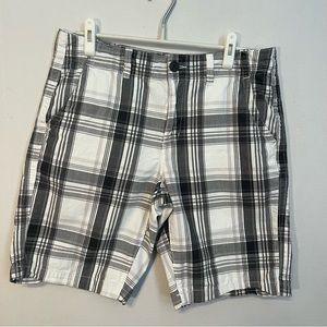 Urban pipe flat, front classic length men’s short. Black and white stripes..